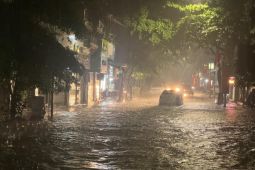 Hà Nội mưa to hàng giờ, đường phố bắt đầu ngập
