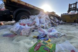Người Israel chặn xe cứu trợ vào Gaza, vứt gạo ra đường