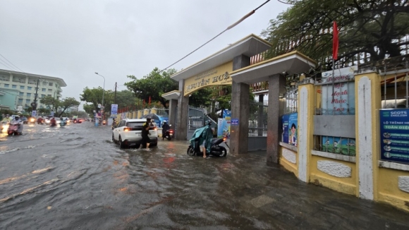 1 Da Nang Duong Ngap Sau Mua Lon Phu Huynh Bi Bom Dua Con Den Truong