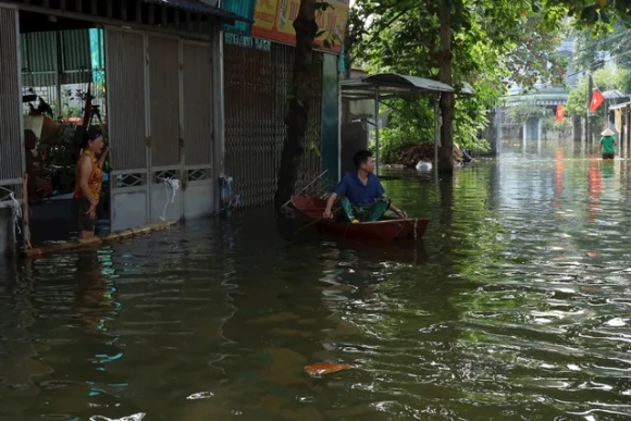 1 Hon 500 Nguoi Vung Ngap Lut O Ha Noi Cung Mac Mot Loai Benh