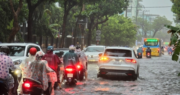 3 Da Nang Duong Ngap Sau Mua Lon Phu Huynh Bi Bom Dua Con Den Truong