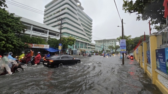 6 Da Nang Duong Ngap Sau Mua Lon Phu Huynh Bi Bom Dua Con Den Truong